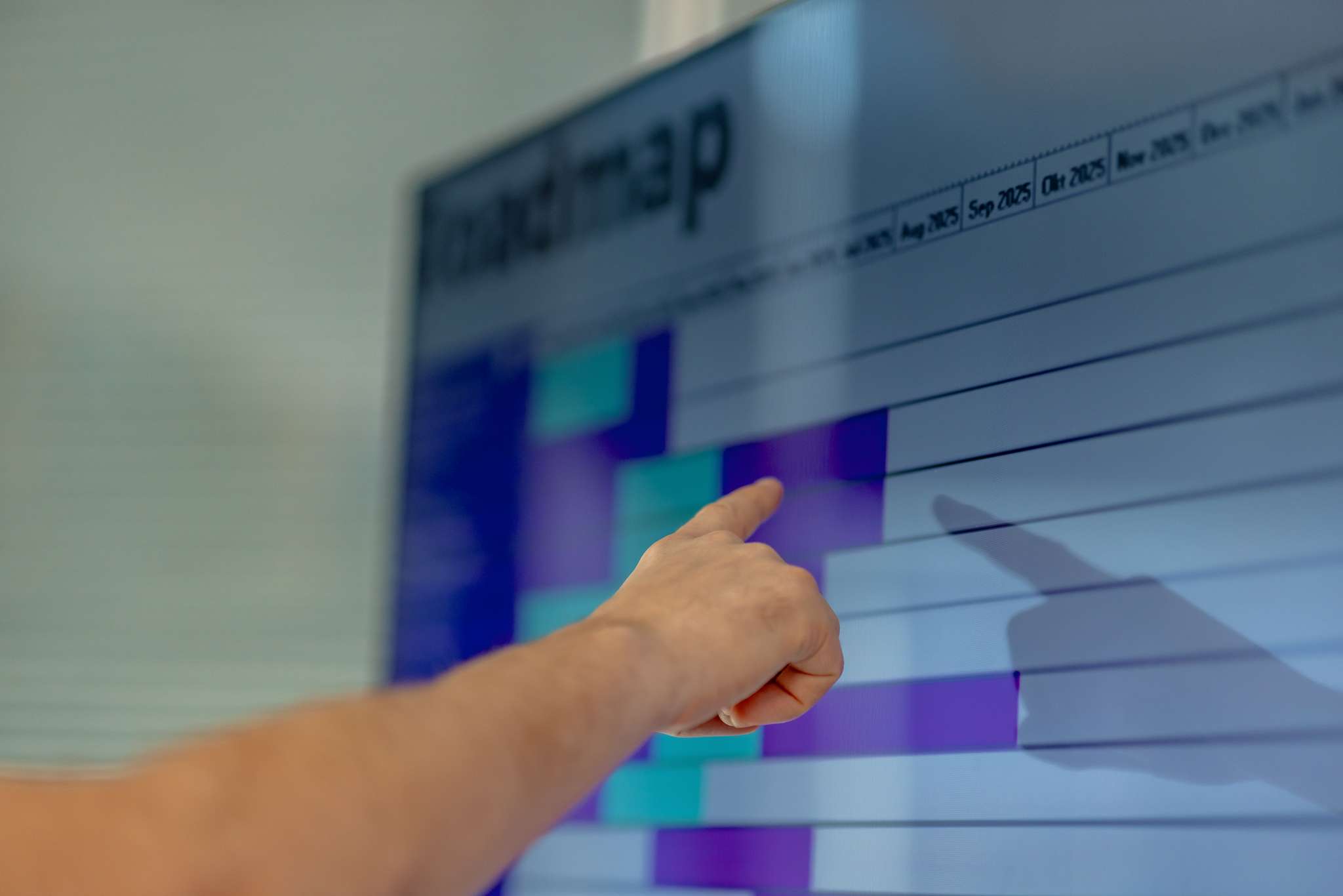 Hand zeigt auf digitales Informationsbord